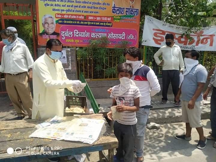 covid-19 corona virus se lock down ke samay society ki or se jaruratmand logon ko bhojan vitran kiya