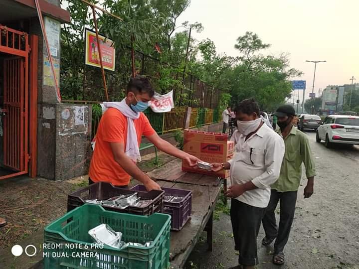 covid-19 corona virus se lock down ke karan society ki or se jaruratmand logon ko bhojan vitran kiya