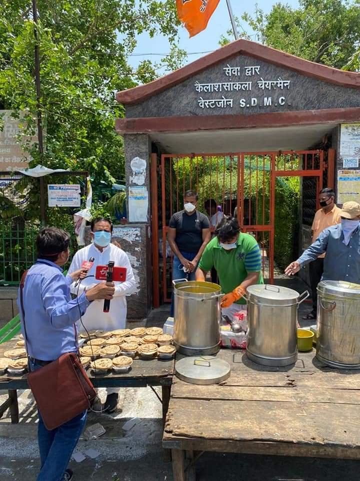 covid-19 corona virus se lock down ke samay society ki or se jaruratmand logon ko bhojan vitran kiya