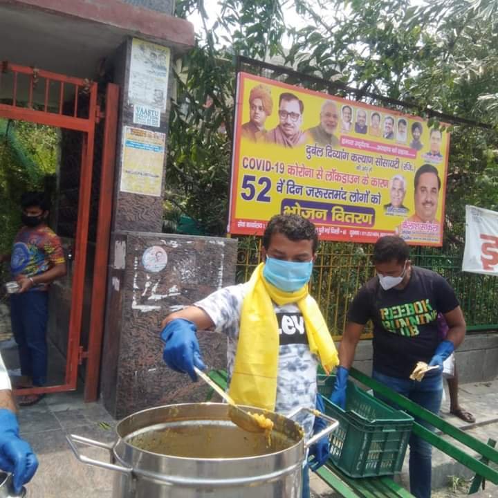 covid-19 corona virus se lock down ke samay society ki or se jaruratmand logon ko bhojan vitran kiya