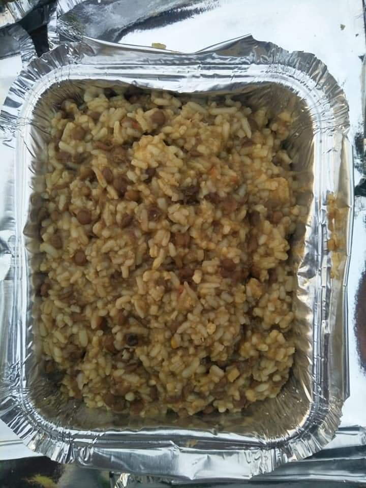 covid-19 corona virus se lock down ke karan society ki or se jaruratmand logon ko bhojan vitran kiya