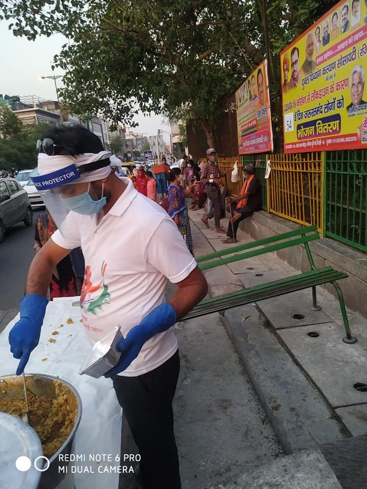 covid-19 corona virus se lock down ke karan society ki or se jaruratmand logon ko bhojan vitran kiya