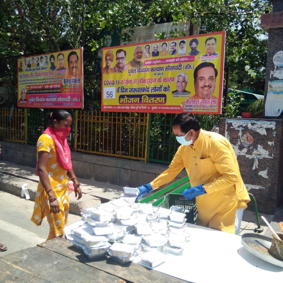 covid-19 corona virus se lock down ke samay society ki or se jaruratmand logon ko bhojan vitran kiya
