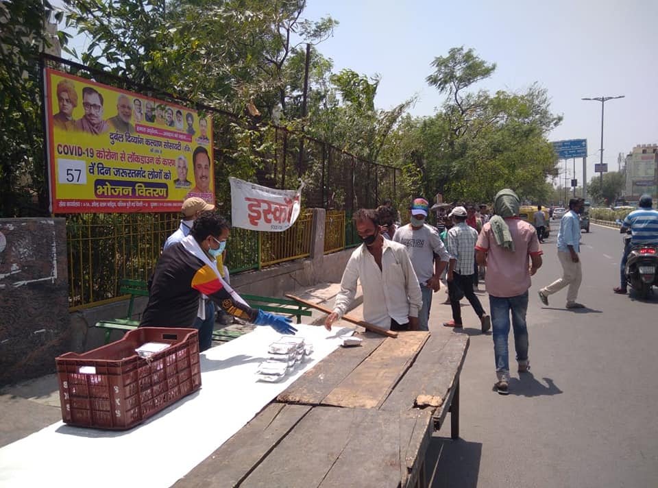 covid-19 corona virus se lock down ke samay society ki or se jaruratmand logon ko bhojan vitran kiya