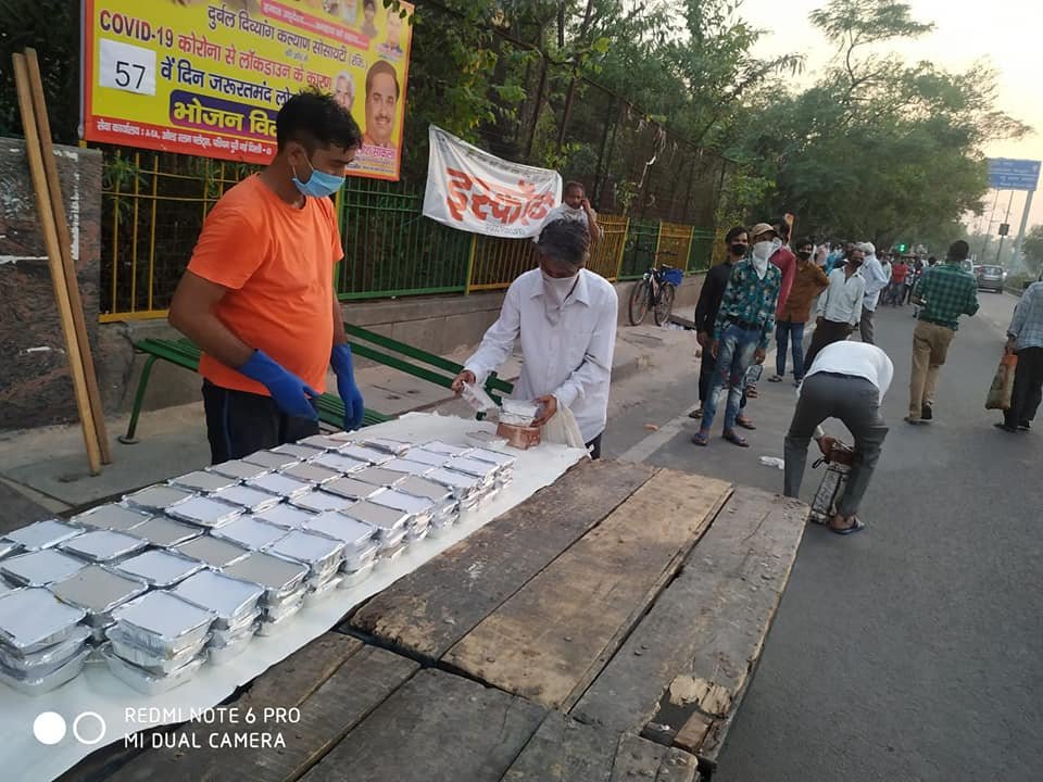 covid-19 corona virus se lock down ke karan society ki or se jaruratmand logon ko bhojan vitran kiya