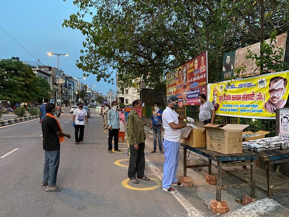 covid-19 corona virus se lock down ke samay society ki or se jaruratmand logon ko bhojan vitran kiya