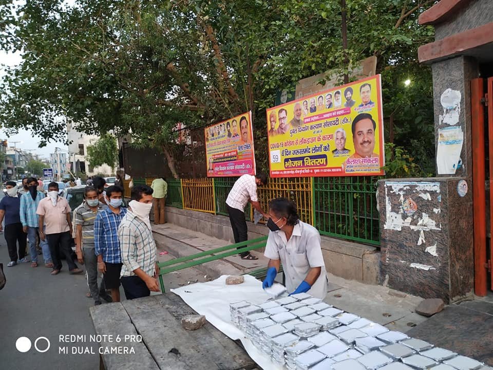 covid-19 corona virus se lock down ke karan society ki or se jaruratmand logon ko bhojan vitran kiya