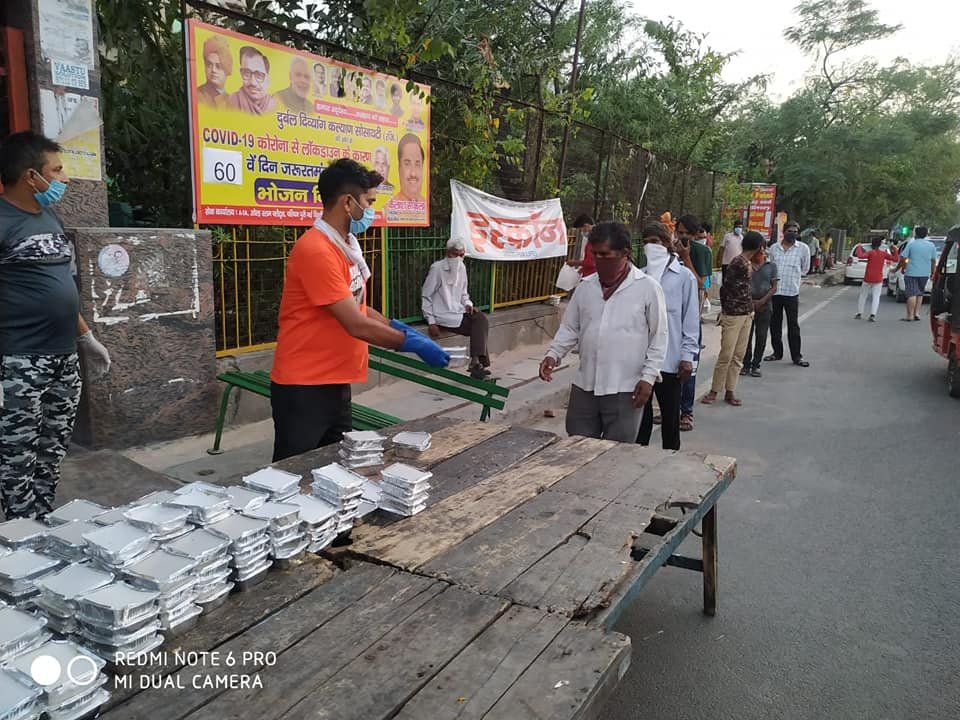 covid-19 corona virus se lock down ke karan society ki or se jaruratmand logon ko bhojan vitran kiya