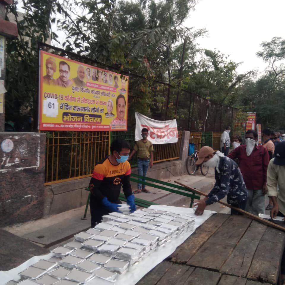 covid-19 corona virus se lock down ke karan society ki or se jaruratmand logon ko bhojan vitran kiya