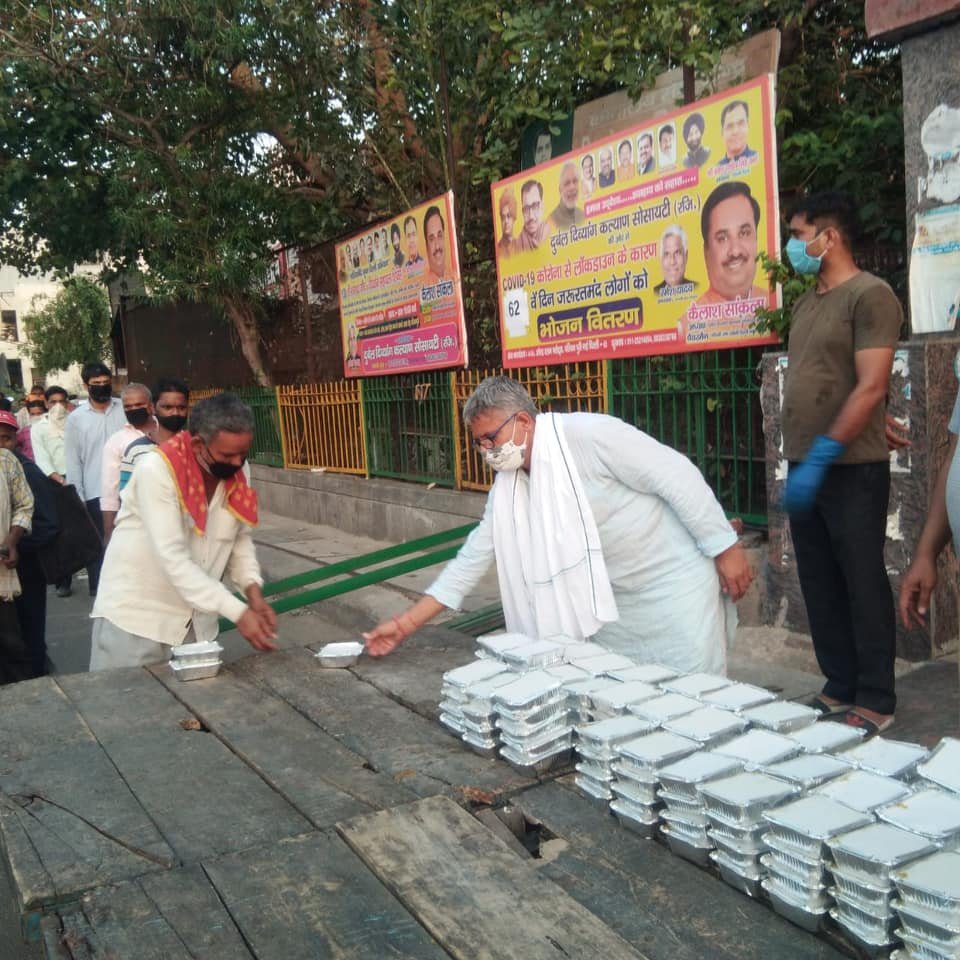 covid-19 corona virus se lock down ke karan society ki or se jaruratmand logon ko bhojan vitran kiya