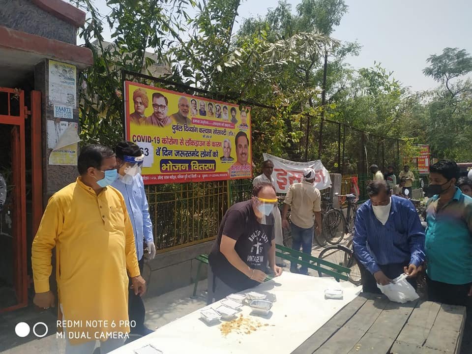covid-19 corona virus se lock down ke samay society ki or se jaruratmand logon ko bhojan vitran kiya