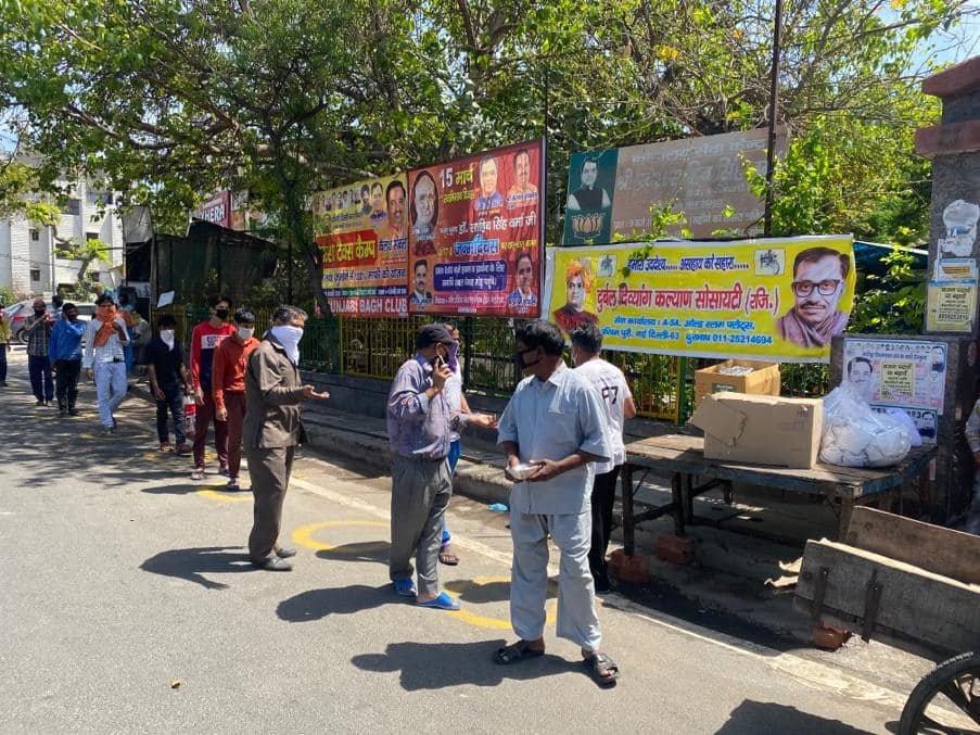 covid-19 corona virus se lock down ke karan society ki or se jaruratmand logon ko bhojan vitran kiya