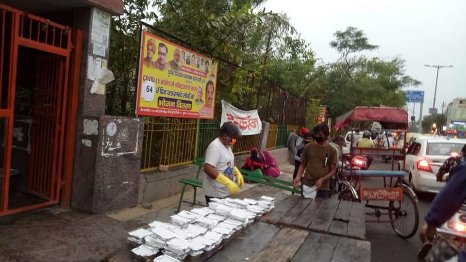 covid-19 corona virus se lock down ke karan society ki or se jaruratmand logon ko bhojan vitran kiya