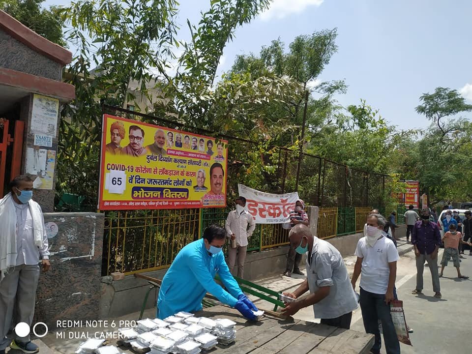 covid-19 corona virus se lock down ke samay society ki or se jaruratmand logon ko bhojan vitran kiya