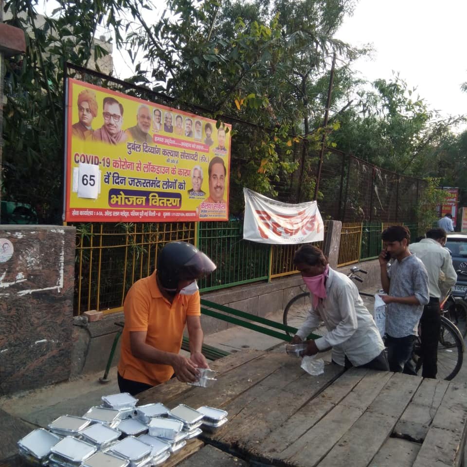 covid-19 corona virus se lock down ke karan society ki or se jaruratmand logon ko bhojan vitran kiya