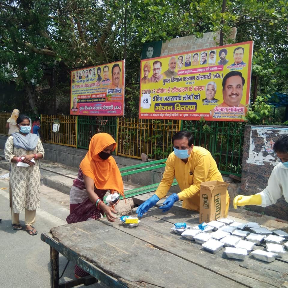 covid-19 corona virus se lock down ke samay society ki or se jaruratmand logon ko bhojan vitran kiya