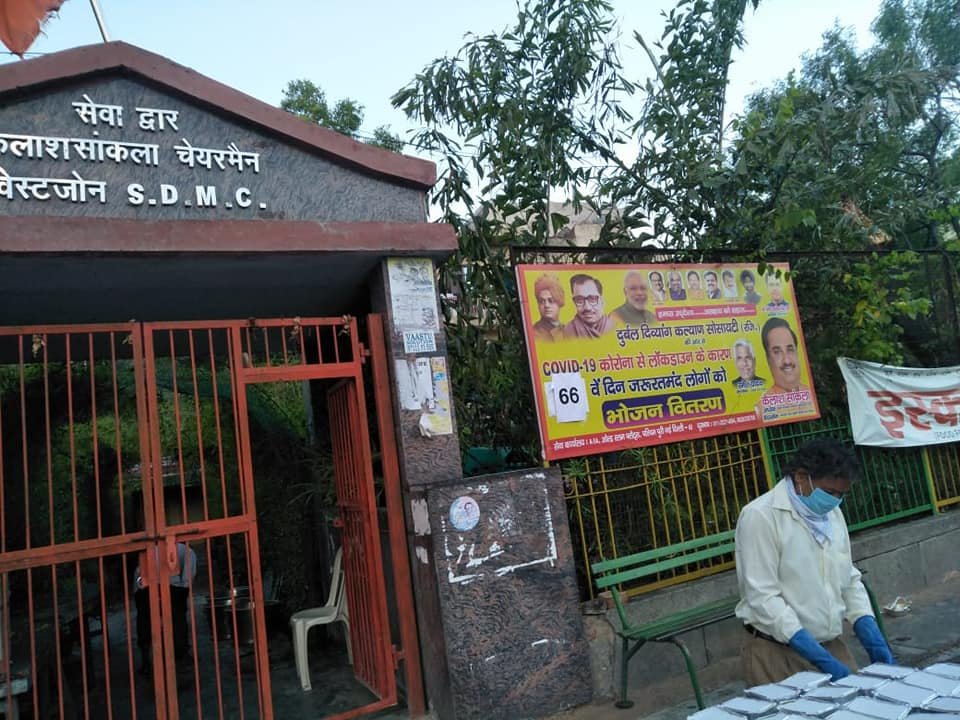 covid-19 corona virus se lock down ke karan society ki or se jaruratmand logon ko bhojan vitran kiya