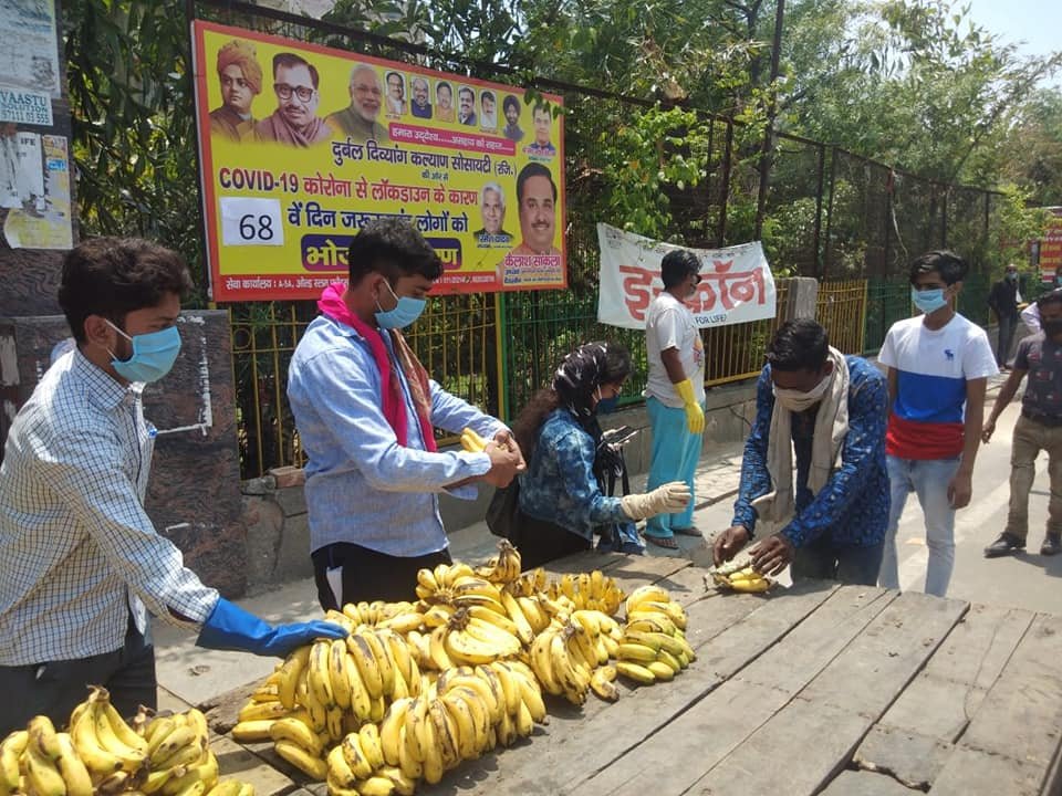 covid-19 corona virus se lock down ke samay society ki or se jaruratmand logon ko bhojan vitran kiya