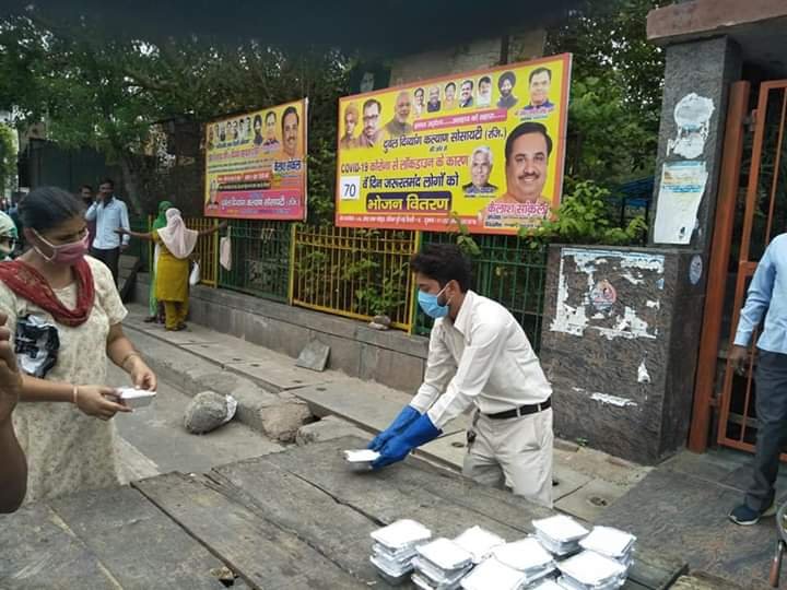 covid-19 corona virus se lock down ke samay society ki or se jaruratmand logon ko bhojan vitran kiya