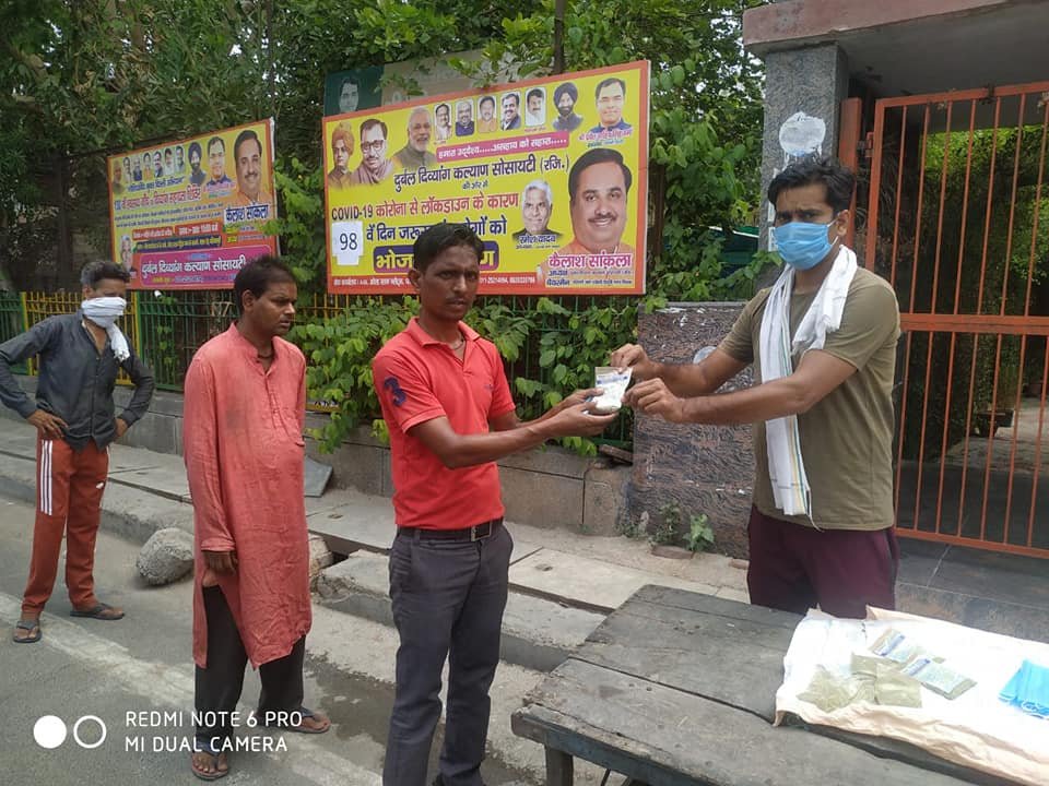 yashasvi pradhanmantri shri narendra modi ji dwara bataye gaye ayurvedik kadha or mask vitran