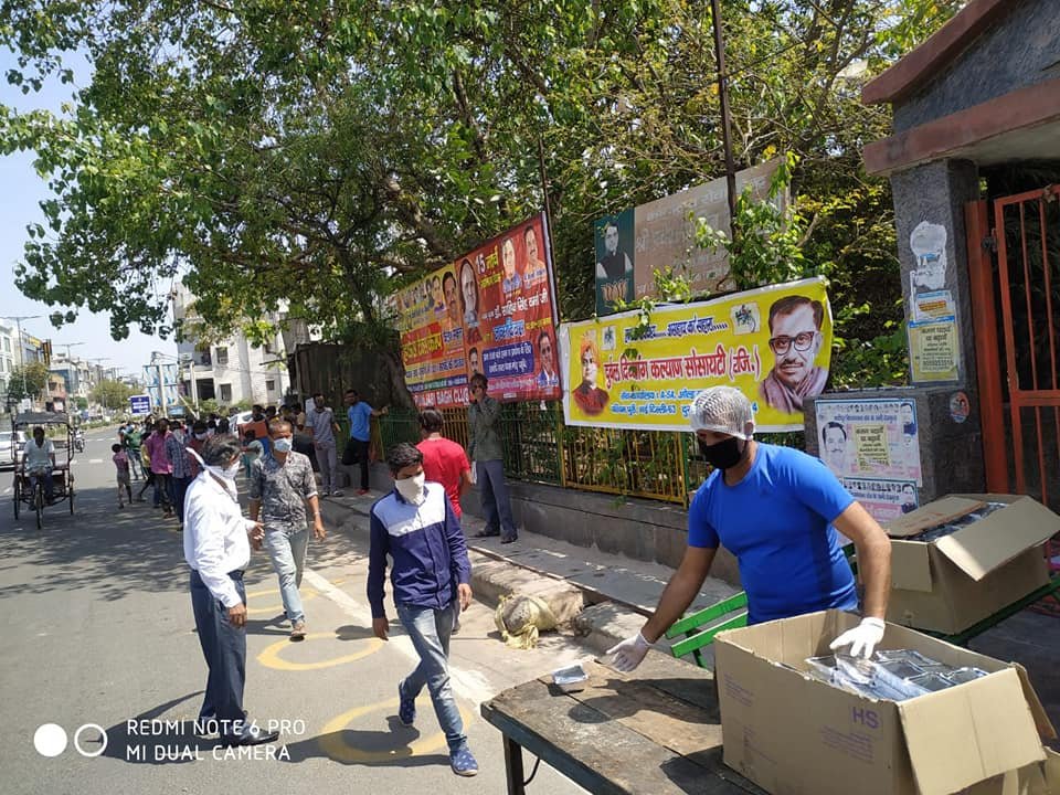 covid-19 corona virus se lock down ke samay society ki or se jaruratmand logon ko bhojan vitran kiya