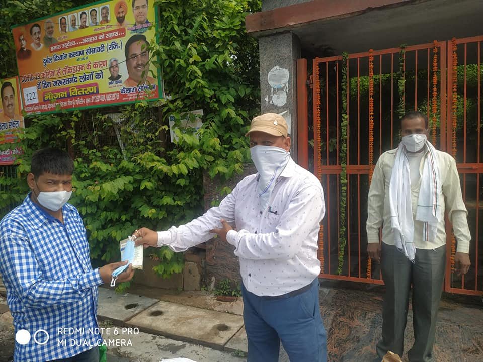 yashasvi pradhanmantri shri narendra modi ji dwara bataye gaye ayurvedik kadha or mask vitran