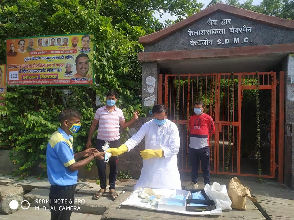 yashasvi pradhanmantri shri narendra modi ji dwara bataye gaye ayurvedik kadha or mask vitran
