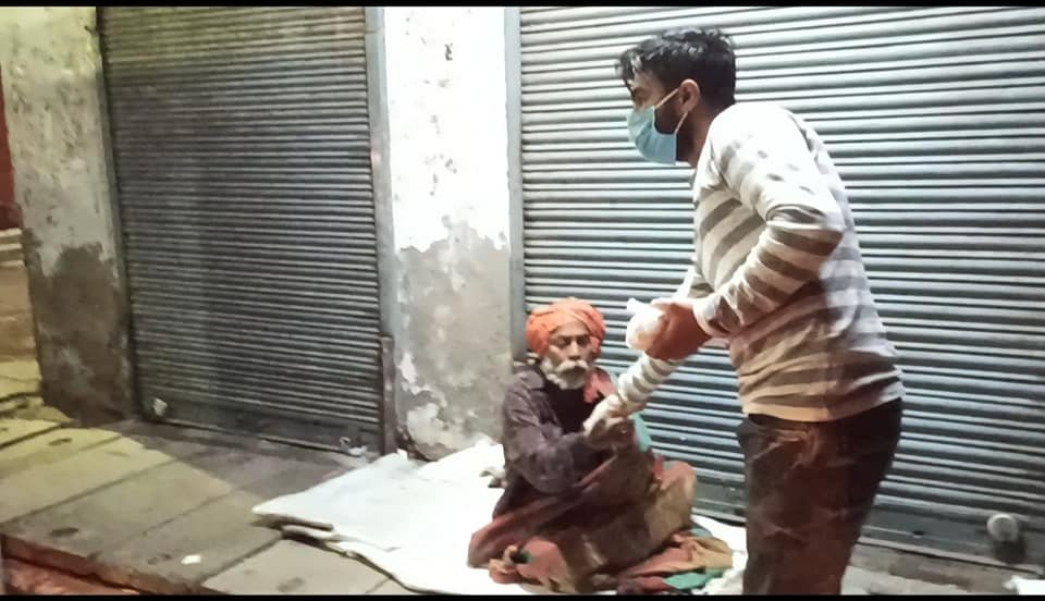 covid-19 corona virus se lock down ke karan society ki or se jaruratmand logon ko bhojan vitran kiya