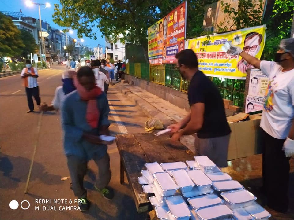 covid-19 corona virus se lock down ke karan society ki or se jaruratmand logon ko bhojan vitran kiya