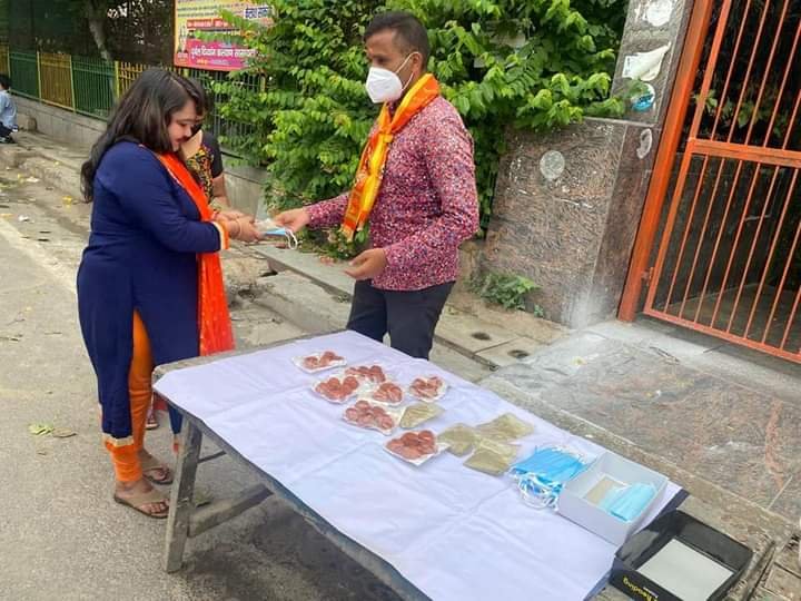 yashasvi pradhanmantri shri narendra modi ji dwara bataye gaye ayurvedik kadha or mask vitran