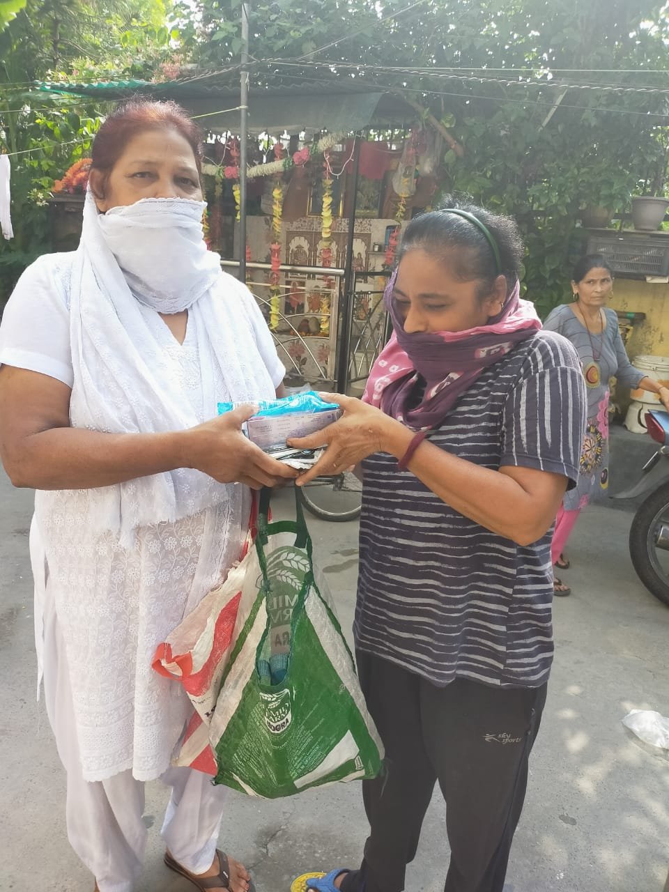 mahilaon ko sanitary pad evam hair remover vitran kiya gaya