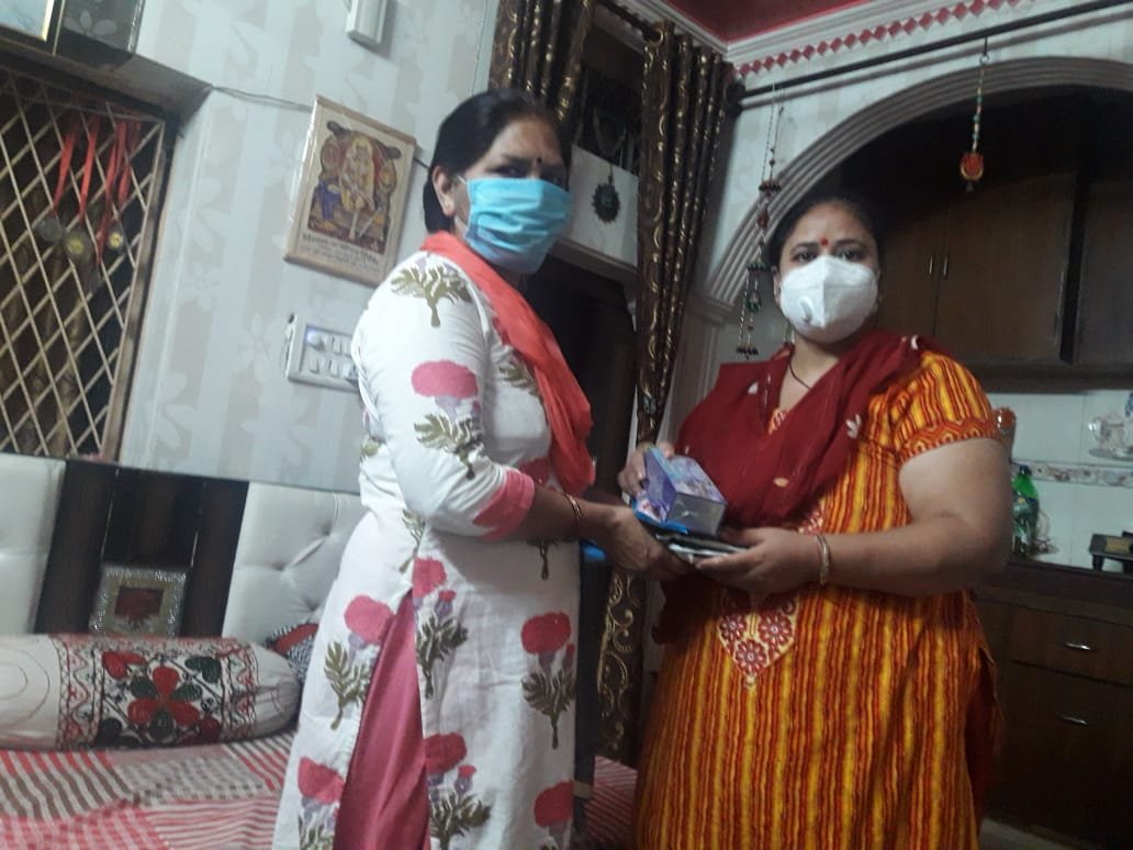 mahilaon ko hair remover evam sanitary pad vitran kiya gaya