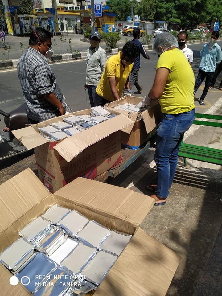 covid-19 corona virus se lock down ke samay society ki or se jaruratmand logon ko bhojan vitran kiya