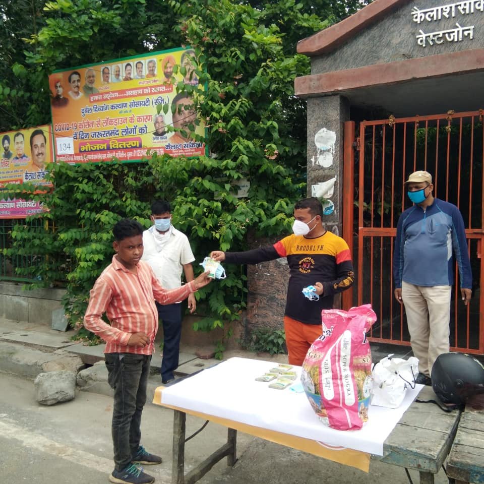 yashasvi pradhanmantri shri narendra modi ji dwara bataye gaye ayurvedik kadha or mask vitran
