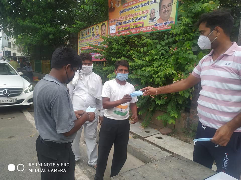 yashasvi pradhanmantri shri narendra modi ji dwara bataye gaye ayurvedik kadha or mask vitran