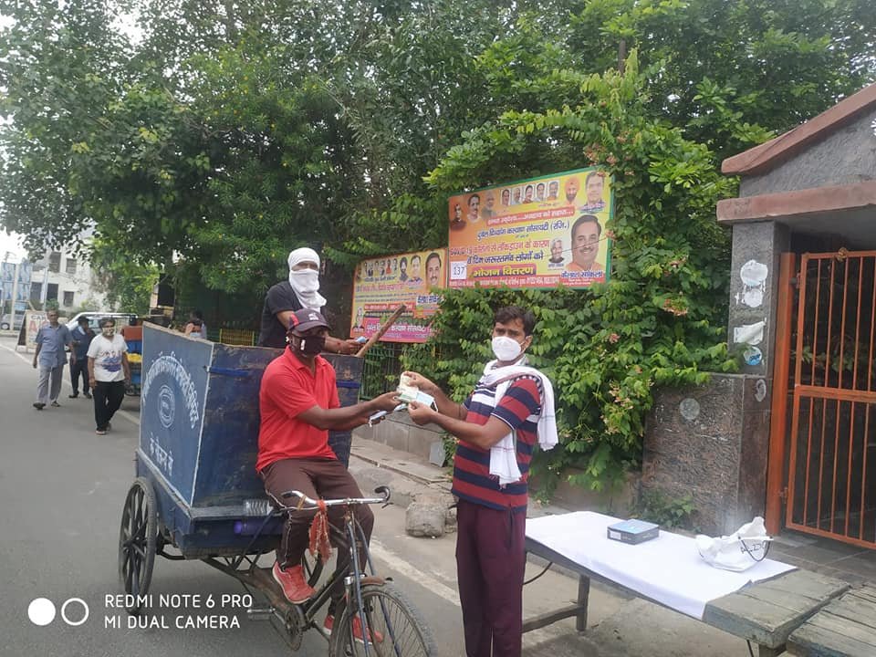 yashasvi pradhanmantri shri narendra modi ji dwara bataye gaye ayurvedik kadha or mask vitran