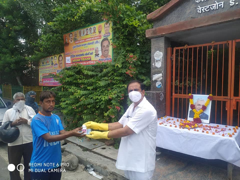 yashasvi pradhanmantri shri narendra modi ji dwara bataye gaye ayurvedik kadha or mask vitran