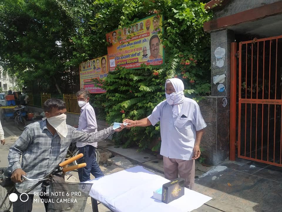 yashasvi pradhanmantri shri narendra modi ji dwara bataye gaye ayurvedik kadha or mask vitran