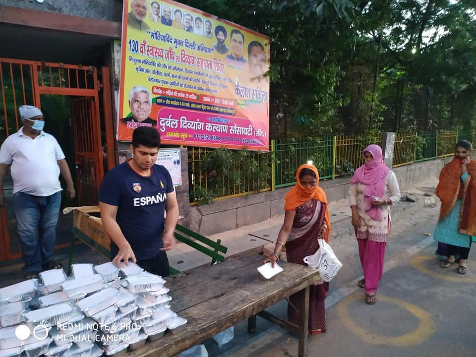 covid-19 corona virus se lock down ke karan society ki or se jaruratmand logon ko bhojan vitran kiya