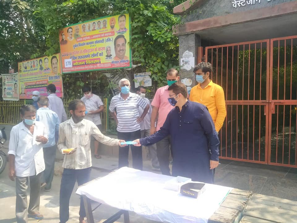 yashasvi pradhanmantri shri narendra modi ji dwara bataye gaye ayurvedik kadha or mask vitran