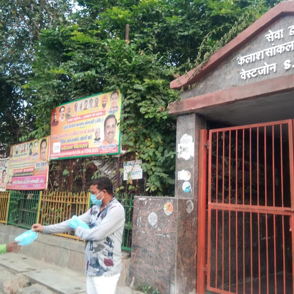yashasvi pradhanmantri shri narendra modi ji dwara bataye gaye ayurvedik kadha or mask vitran