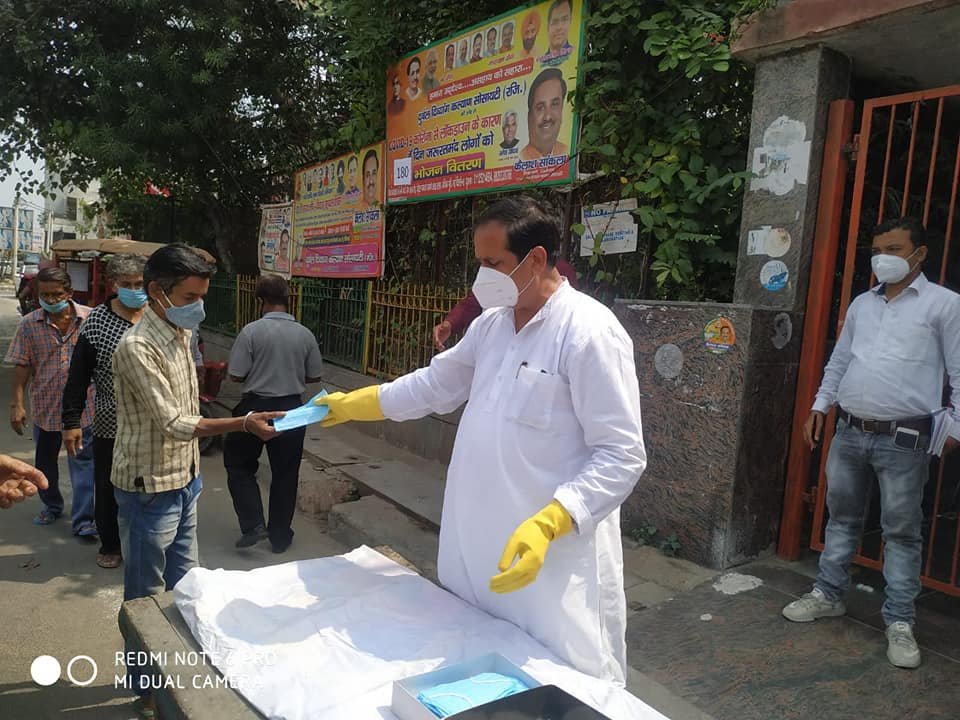 yashasvi pradhanmantri shri narendra modi ji dwara bataye gaye ayurvedik kadha or mask vitran