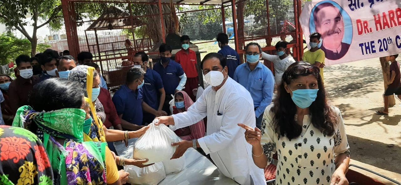 yashasvi pradhanmantri shri narendra modi ji dwara bataye gaye ayurvedik kadha or mask vitran