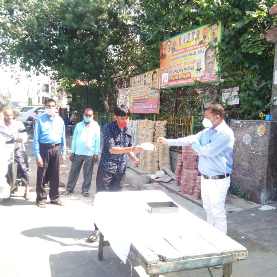 yashasvi pradhanmantri shri narendra modi ji dwara bataye gaye ayurvedik kadha or mask vitran