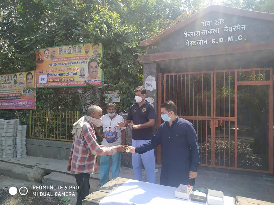 yashasvi pradhanmantri shri narendra modi ji dwara bataye gaye ayurvedik kadha or mask vitran