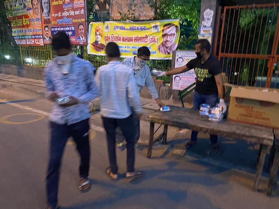 covid-19 corona virus se lock down ke karan society ki or se jaruratmand logon ko bhojan vitran kiya