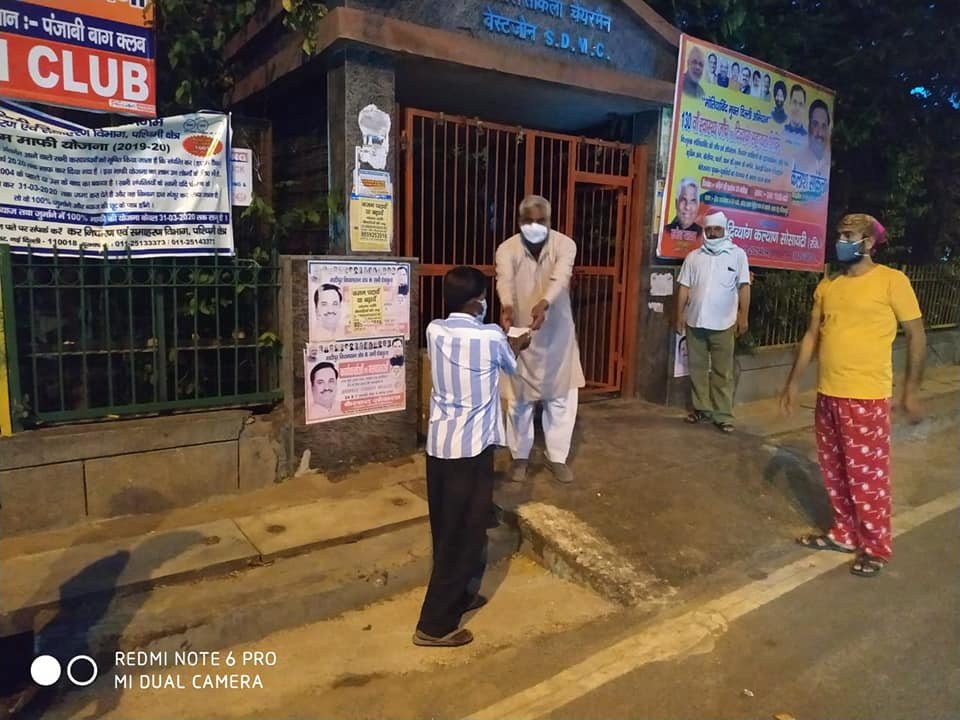 covid-19 corona virus se lock down ke karan society ki or se jaruratmand logon ko bhojan vitran kiya