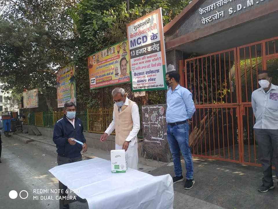 yashasvi pradhanmantri shri narendra modi ji dwara bataye gaye ayurvedik kadha or mask vitran