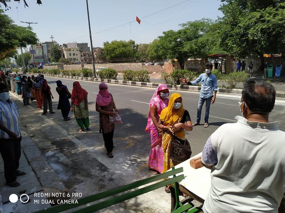 covid-19 corona virus se lock down ke samay society ki or se jaruratmand logon ko bhojan vitran kiya