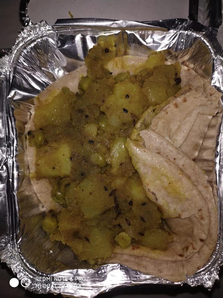 covid-19 corona virus se lock down ke karan society ki or se jaruratmand logon ko bhojan vitran kiya